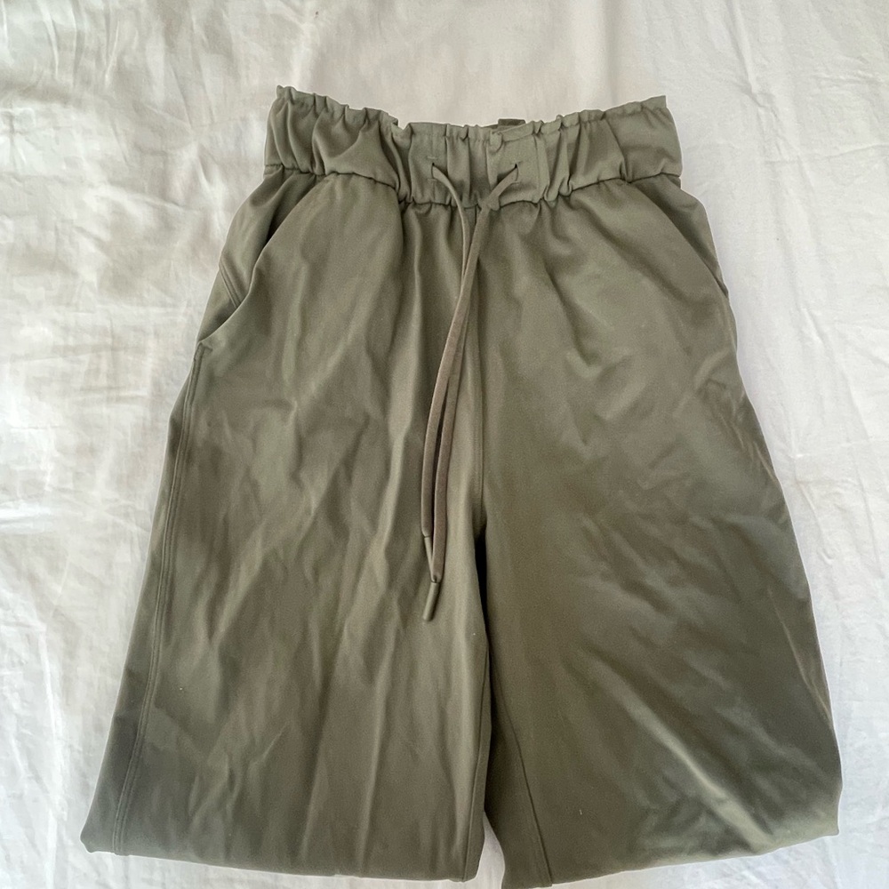 Lululemon Olive Green Women's Joggers - Picture 2 of 4